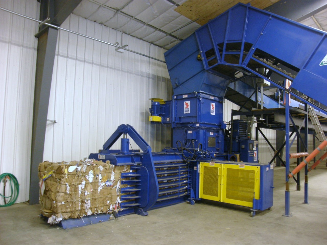 42WS Baler Shown with Baler Feed Conveyor and Optional Fluffer